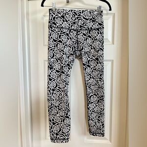 Black and White Rose Pattern Lululemon leggings, EUC, size 8, 25” length